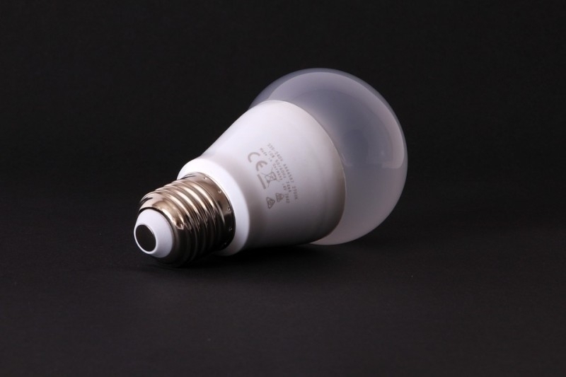 ¿Sabés cómo ahorrar energía? Conoce las diferencias de las bombillas de LED y las de bajo consumo. Encuentra material eléctrico en Suministros Torras. ¡Entra!