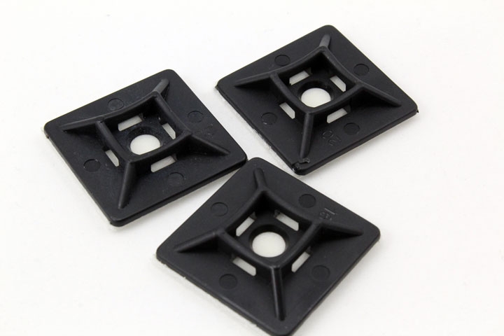 BASE ADHESIVA NEGRA 27X27mm PARA BRIDAS NYLON