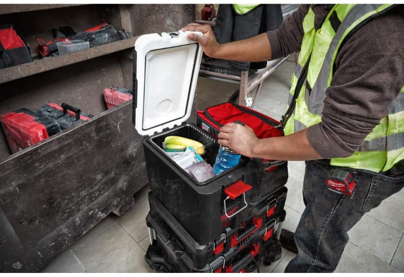 MILWAUKEE PACKOUT NEVERA RIGIDA COMPACTA